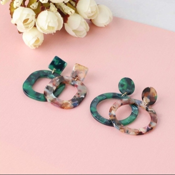 SALE💚 any 3 for $18 💚
 Resin Acrylic Drop Earrings - Picture 7 of 7